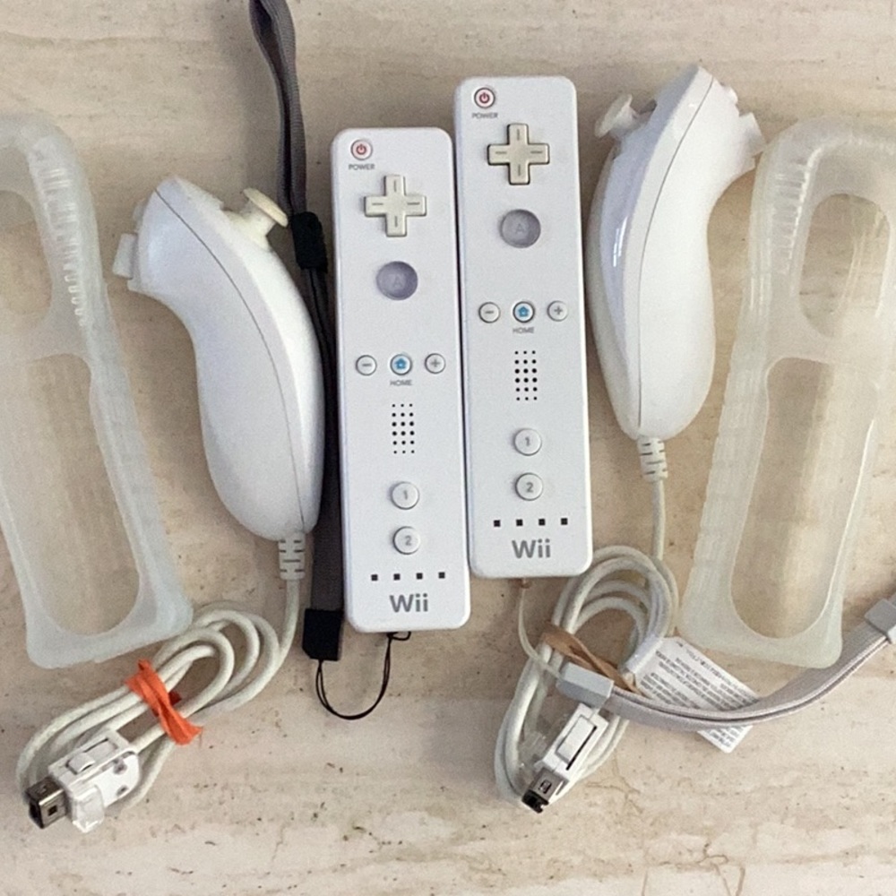 Nintendo Wii Remotes & Nunchuk OEM Remote Controllers Nunchuks Lot Of 4
